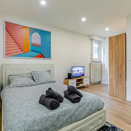 Chaleureux Studio, Orangerie Apartment *